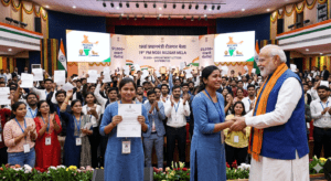 प्रधानमंत्री नरेंद्र मोदी रोजगार मेले में युवाओं को नियुक्ति पत्र देते हुए